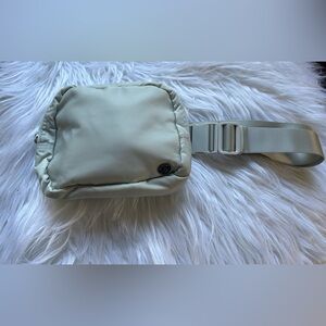 GAIAM Side kick belt bag! Color Dove tail